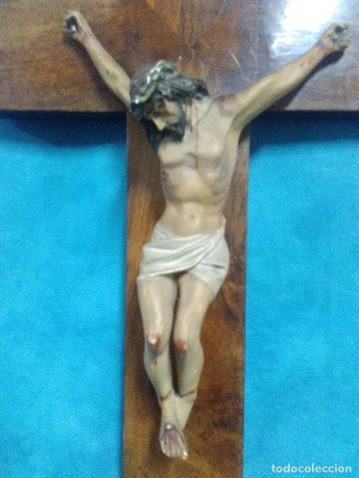 Antig&uuml;edades: CRUCIFIJO NOGAL Y ESTUCO - Foto 2