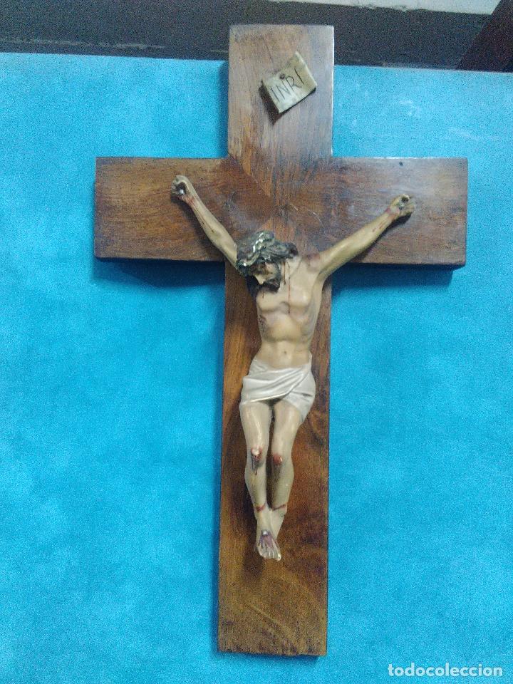 Antig&uuml;edades: CRUCIFIJO NOGAL Y ESTUCO - Foto 1