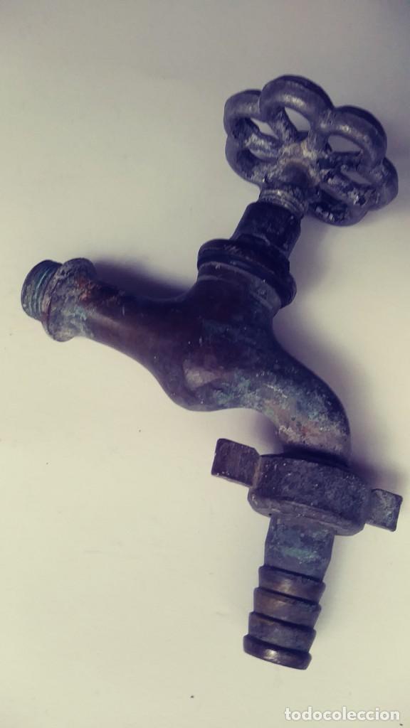 Antig&uuml;edades: grifo de laton o simil dorado - Foto 1