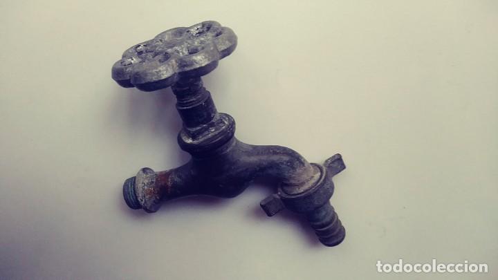 Antig&uuml;edades: grifo de laton o simil dorado - Foto 2