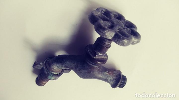 Antig&uuml;edades: grifo de laton o simil dorado - Foto 3