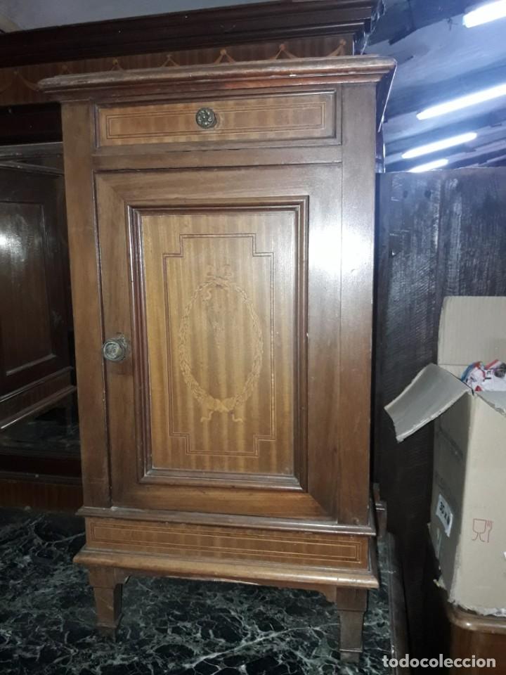 Antig&uuml;edades: Mesilla de noche - Foto 1