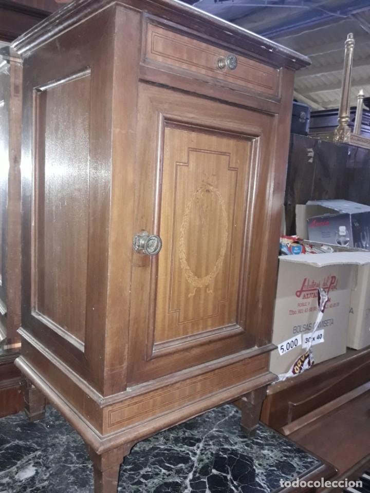 Antig&uuml;edades: Mesilla de noche - Foto 2