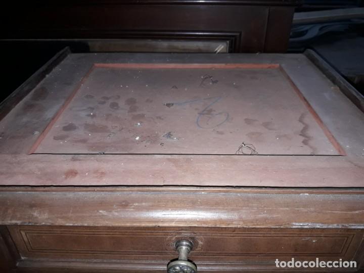 Antig&uuml;edades: Mesilla de noche - Foto 3