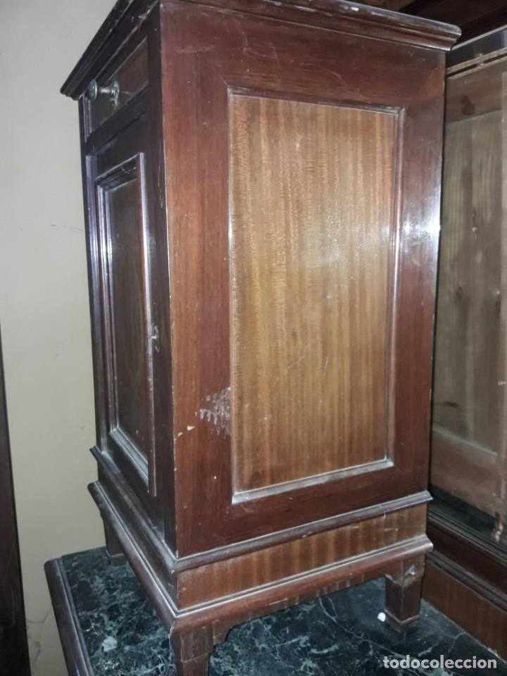 Antig&uuml;edades: Mesilla de noche - Foto 2