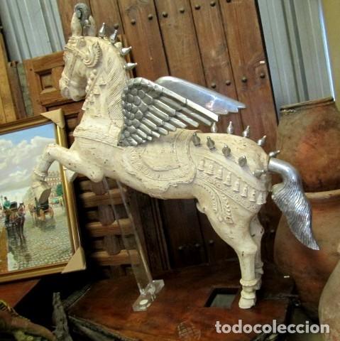 Antig&uuml;edades: Caballo Pegaso con alas y apliques de pewter , - Foto 1