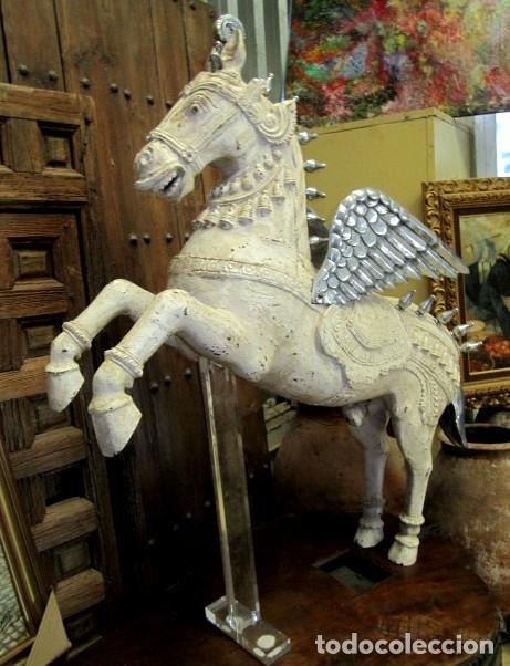 Antig&uuml;edades: Caballo Pegaso con alas y apliques de pewter , - Foto 2