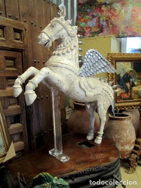 Antig&uuml;edades: Caballo Pegaso con alas y apliques de pewter , - Foto 9