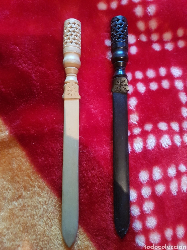 Antig&uuml;edades: ANTIGUA PAREJA DE ABRECARTAS TALLADOS DE MADERA