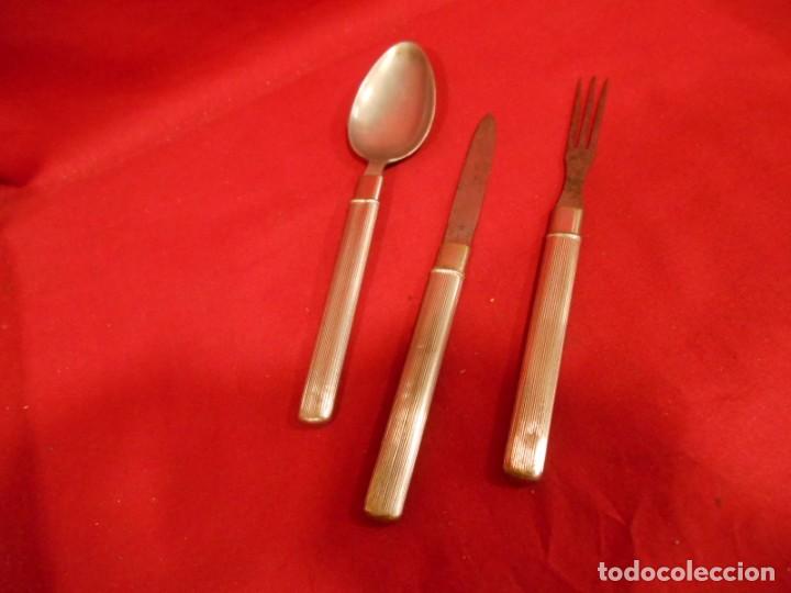 Antig&uuml;edades: ANTIGUO JUEGO DE CUBIERTOS DE VIAJE DE METAL PLATEADO