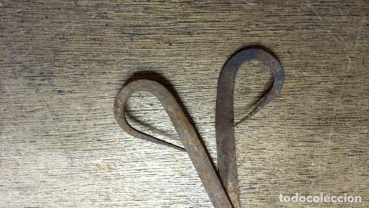 Antig&uuml;edades: Pinzas de forja para cocina - Foto 3