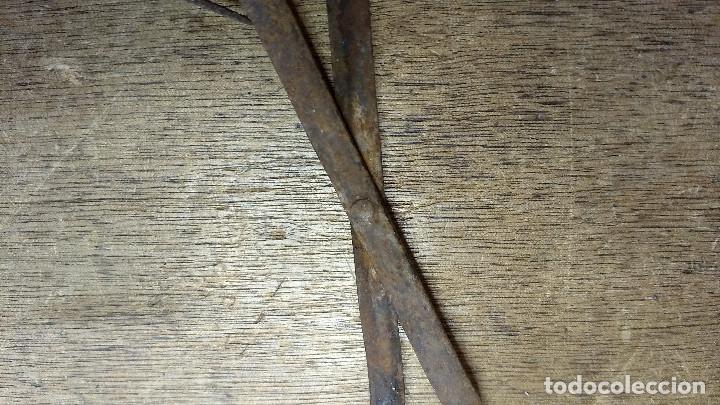 Antig&uuml;edades: Pinzas de forja para cocina - Foto 4