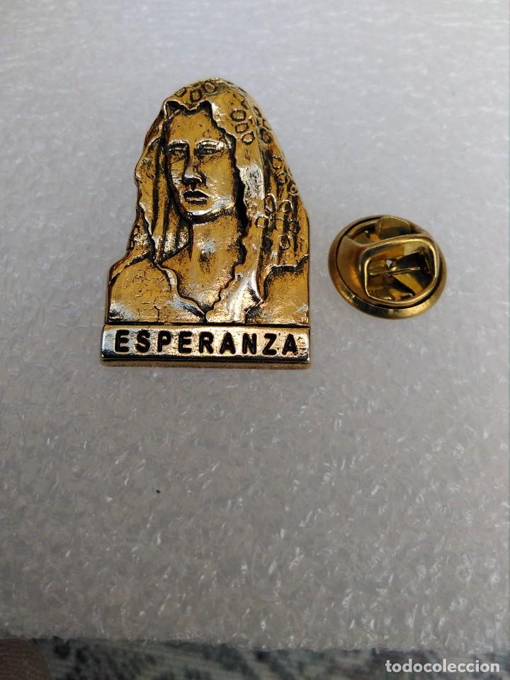 Antig&uuml;edades: Pins Religioso Virgen ESPERANZA - Foto 1