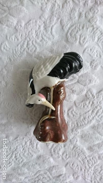 Antiques: Antigua y peque&ntilde;a figura de porcelana de un ave ex&oacute;tica, mide 7 cm.