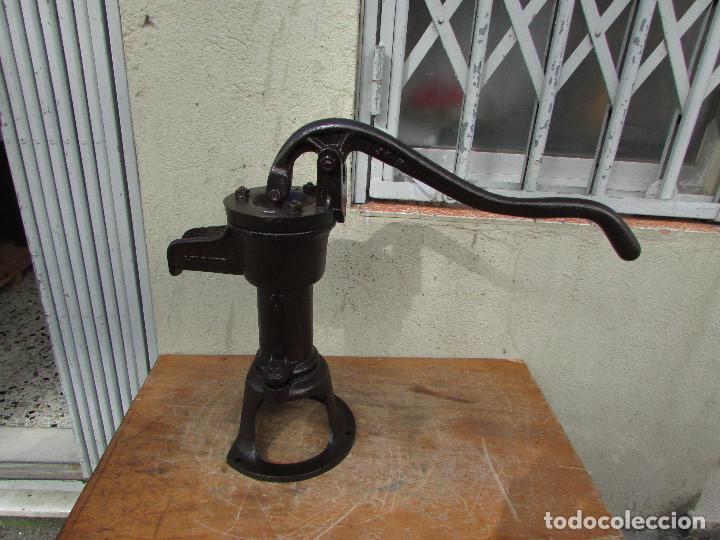 bomba manual antigua para extraer agua de pozos - Comprar ...