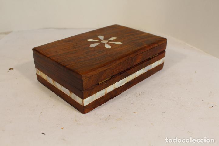 Antig&uuml;edades: caja joyero de madera con nacar - Foto 2