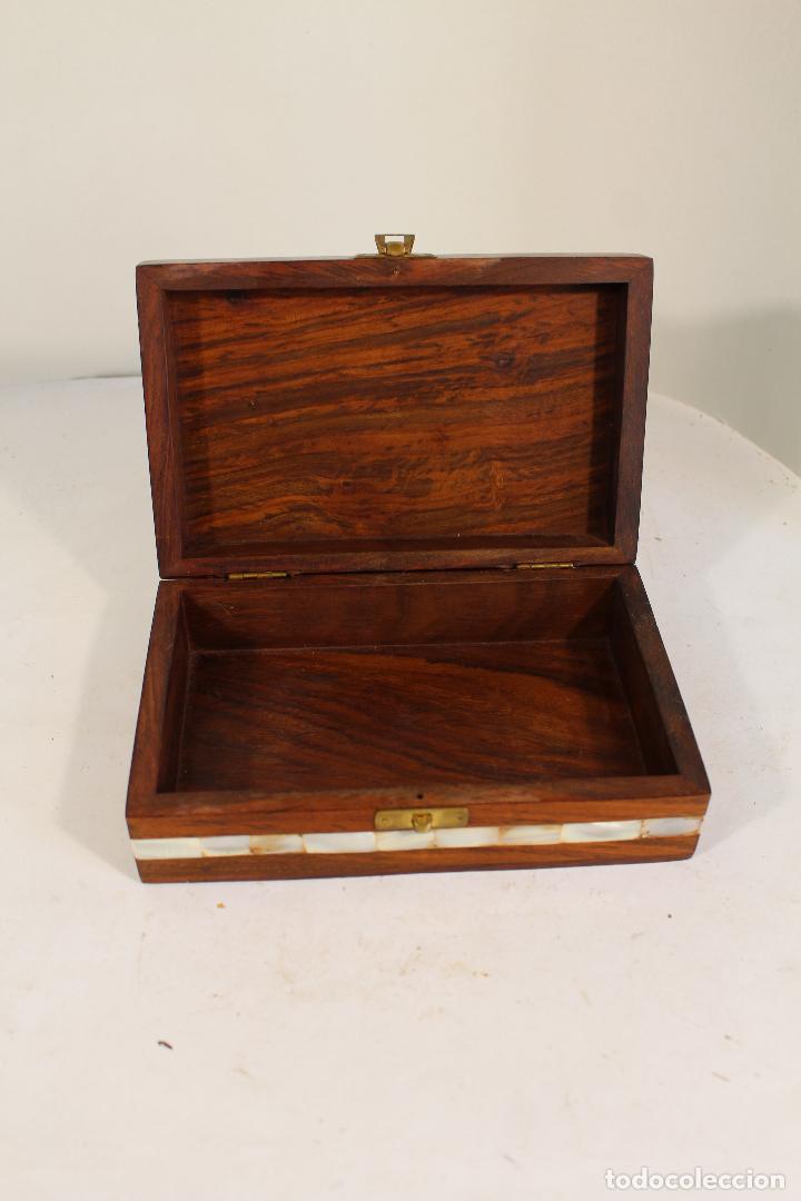 Antig&uuml;edades: caja joyero de madera con nacar - Foto 4