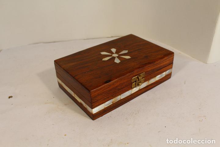 Antig&uuml;edades: caja joyero de madera con nacar - Foto 5