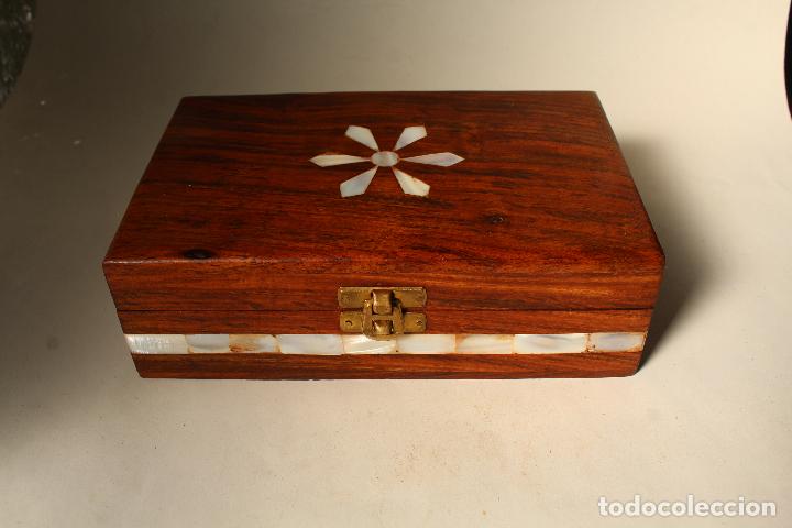 Antig&uuml;edades: caja joyero de madera con nacar - Foto 6