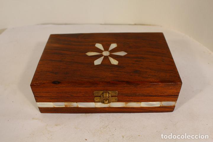 Antig&uuml;edades: caja joyero de madera con nacar - Foto 1