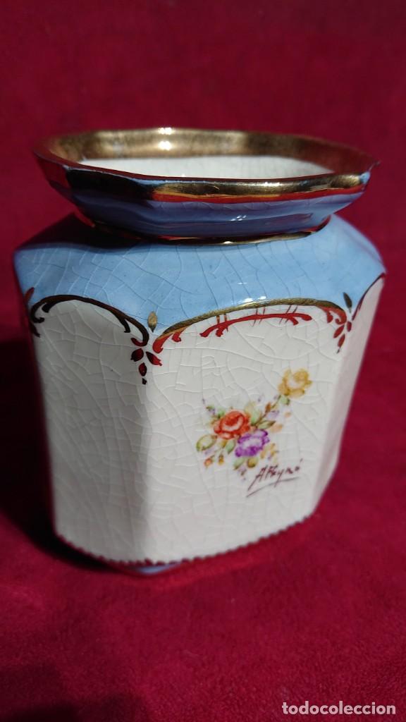 Antig&uuml;edades: JARRON PEQUE&Ntilde;O PORCELANA CON FLORES PINTADO A MANO POR EL ARTISTA ANTONIO PEYRO