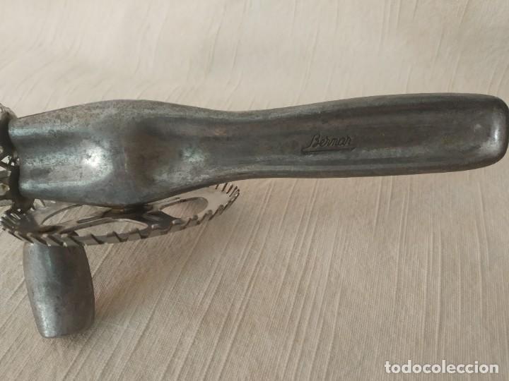 Antig&uuml;edades: BATIDORA MANUAL BERNAR - *R - Foto 2