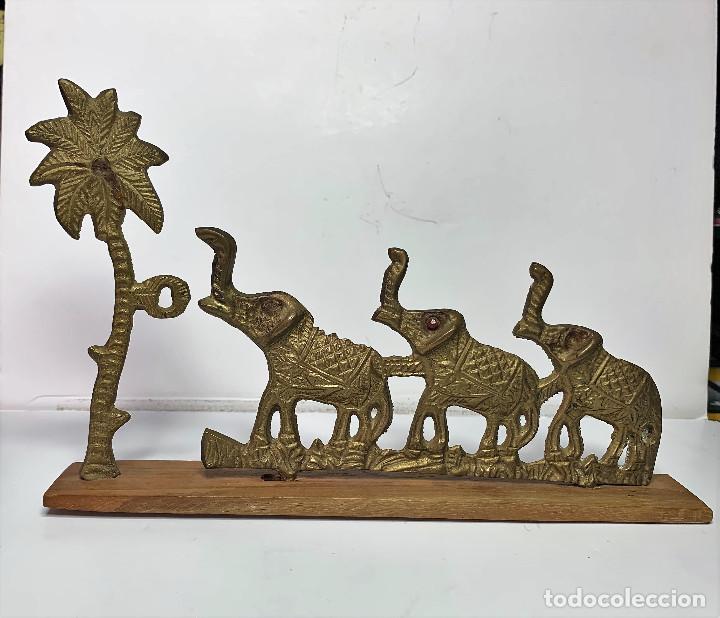 Antig&uuml;edades: MANADA DE ELEFANTES DE LA SUERTE DE METAL Y MADERA - Foto 1