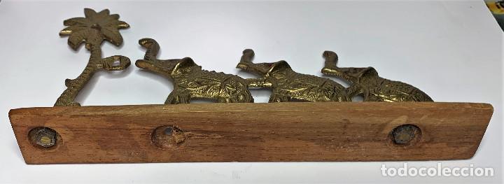 Antig&uuml;edades: MANADA DE ELEFANTES DE LA SUERTE DE METAL Y MADERA - Foto 2