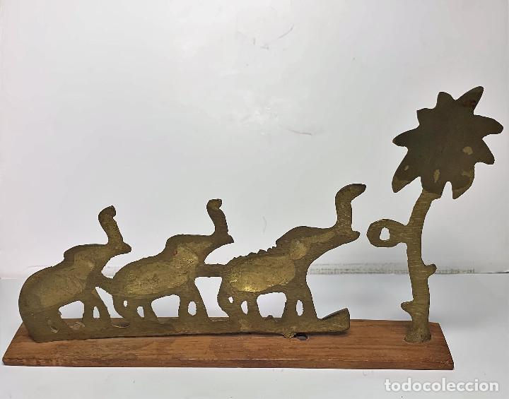 Antig&uuml;edades: MANADA DE ELEFANTES DE LA SUERTE DE METAL Y MADERA - Foto 3