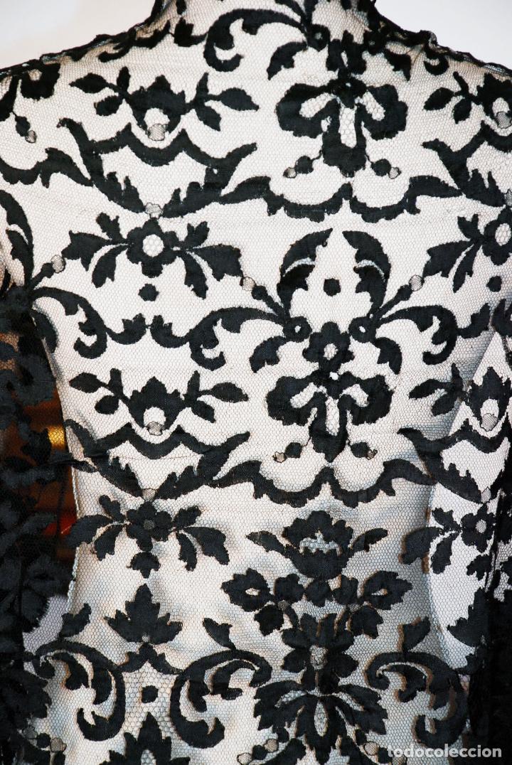 Antigüedades: Antigua mantilla negra. Encaje bordado a mano sobre Tul. .Siglo XIX. 120 x 60 cm. - Foto 4 - 207956461