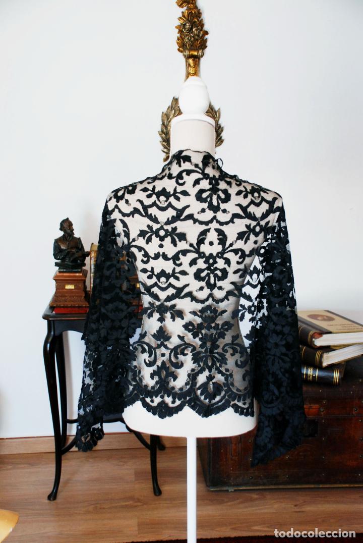 Antigüedades: Antigua mantilla negra. Encaje bordado a mano sobre Tul. .Siglo XIX. 120 x 60 cm. - Foto 1 - 207956461