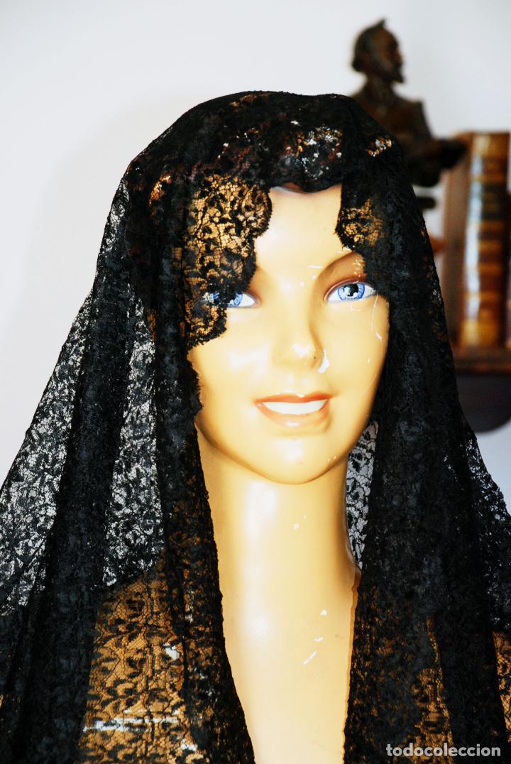 Antigüedades: Antigua mantilla negra de encaje chantilly. 110 x 60 cm. - Foto 3 - 207959036