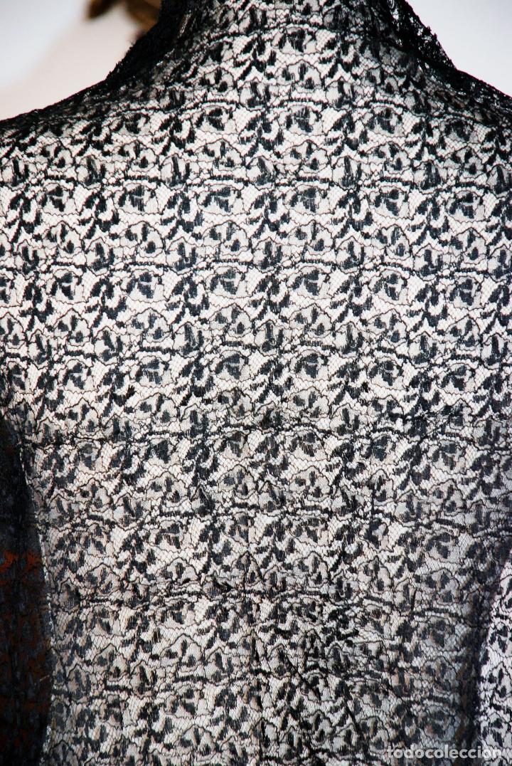 Antigüedades: Antigua mantilla negra de encaje chantilly. 110 x 60 cm. - Foto 1 - 207959036