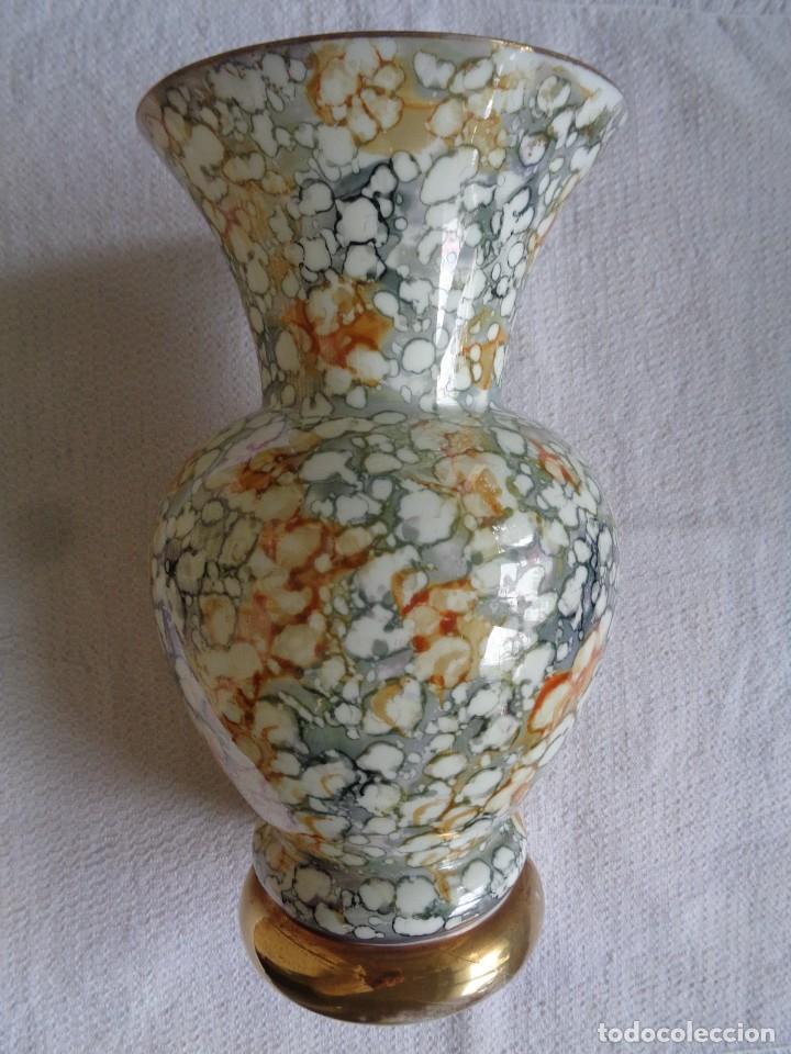 Antig&uuml;edades: ANTIGUO JARR&Oacute;N DE OPALINA DECORADO EN COLOR Y ORO. 28 Cm. - Foto 1