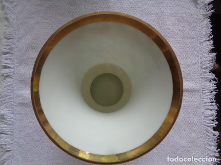 Antig&uuml;edades: ANTIGUO JARR&Oacute;N DE OPALINA DECORADO EN COLOR Y ORO. 28 Cm. - Foto 2
