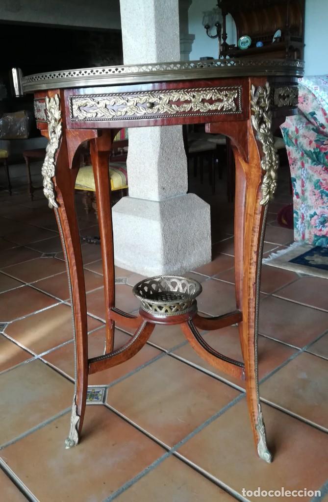 Antig&uuml;edades: Mesa velador estilo franc&eacute;s - Foto 1