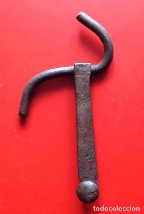 Antig&uuml;edades: CURIOSO PESTILLO - PIEZA UNICA -EL ENVIO ESTA INCLUIDO.