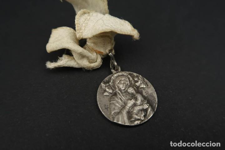 Antig&uuml;edades: Antigua Medalla Religiosa de Plata - Foto 2