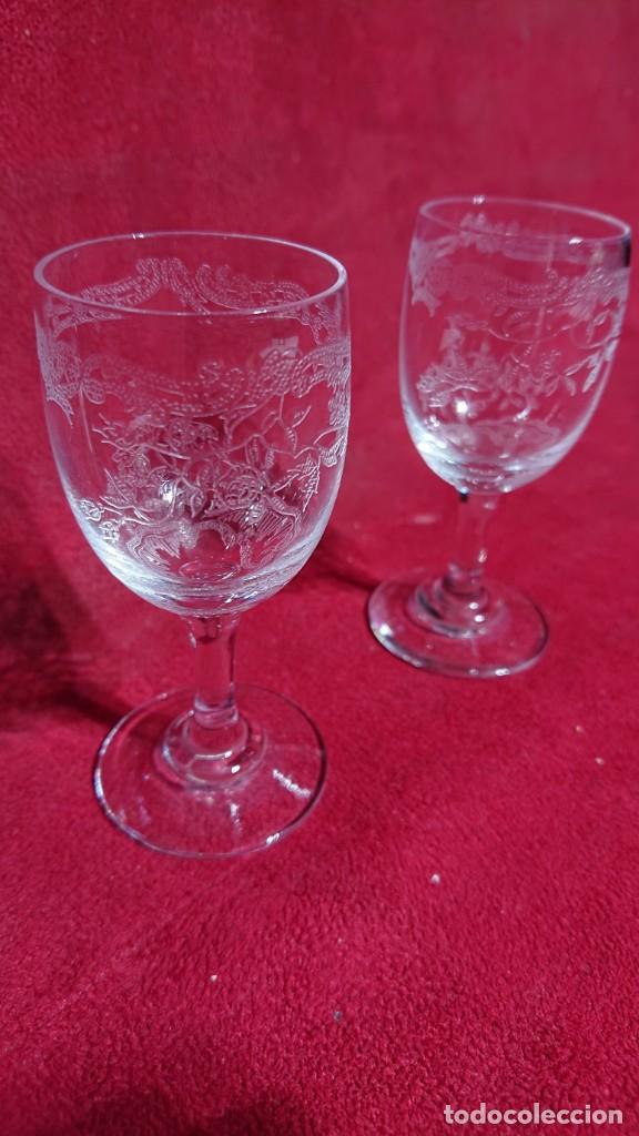 Antiquit&eacute;s: HERMOSO JUEGO DE DOS COPAS DE VIDRIO PARA CHUPITOS GRABADO CLASICO NATURISTA CON FLORES