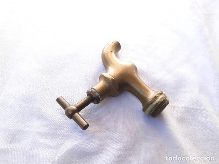 Antig&uuml;edades: Grifo antiguo de lat&oacute;n. - Foto 2