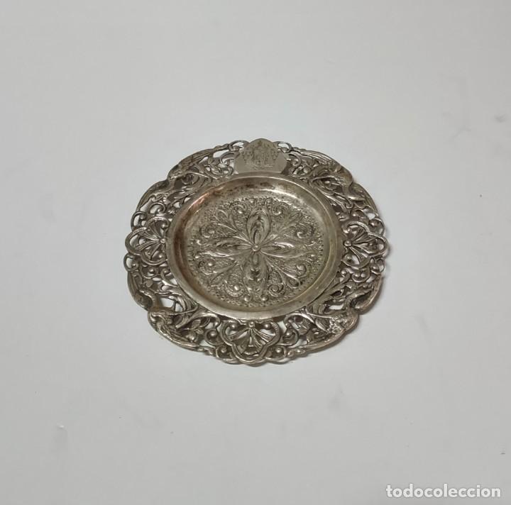 Antig&uuml;edades: PLATO DE PLATA S.XIX CON ESCUDO EPISCOPAL - Foto 2