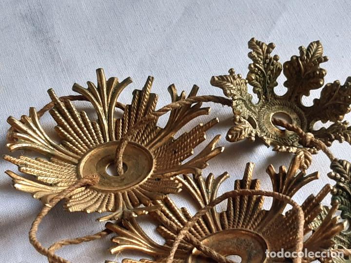 Antig&uuml;edades: Cuatro adornos de lat&oacute;n. - Foto 5