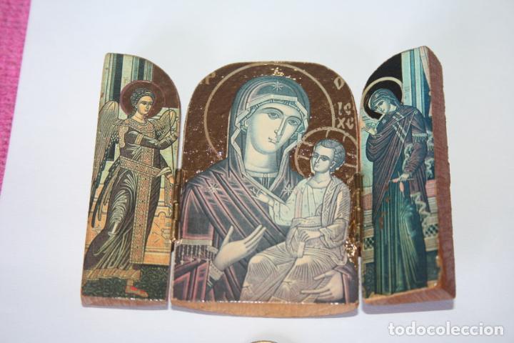 Antigüedades: TRÍPTICO RELIGIOSO ARTICULADO DE MADERA TALLADA CON TRIPLE IMAGEN * Mide: 7 (alto) x 10 cm (largo) - Foto 8 - 208445368