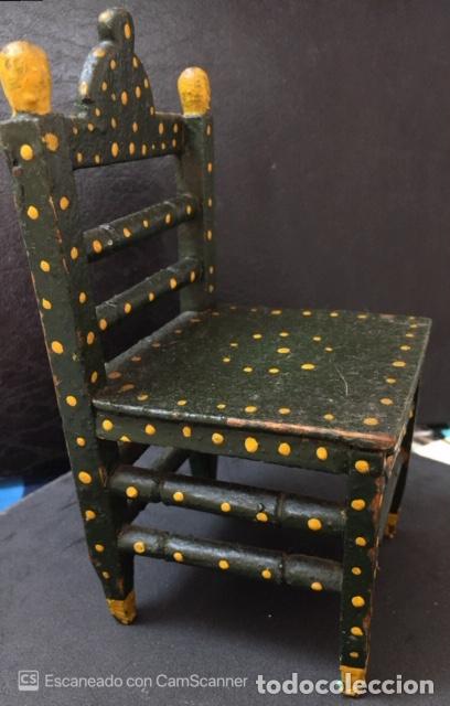 Antig&uuml;edades: Antigua Silla pintada a mano. Altura 14 cms. De adorno o juguete