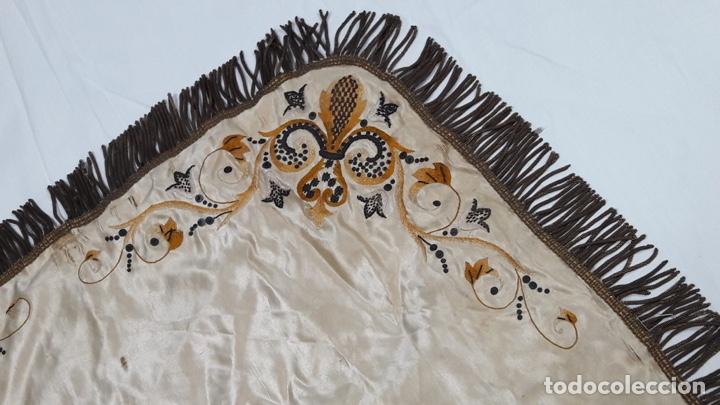 Antigüedades: Antiguo cubre cáliz S.XIX bordado a mano en seda e hilo metálico. - Foto 6 - 208757056