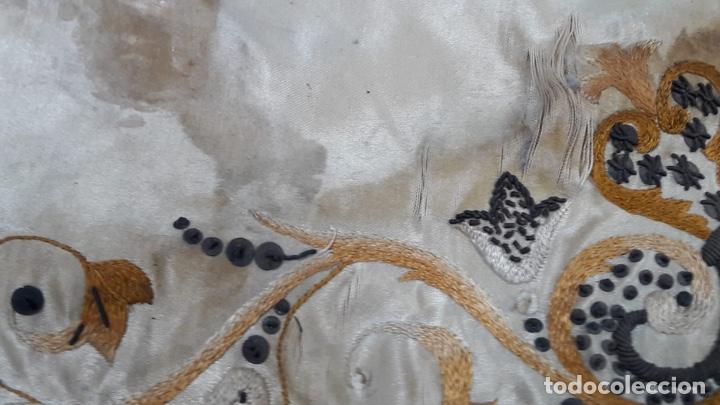 Antigüedades: Antiguo cubre cáliz S.XIX bordado a mano en seda e hilo metálico. - Foto 9 - 208757056