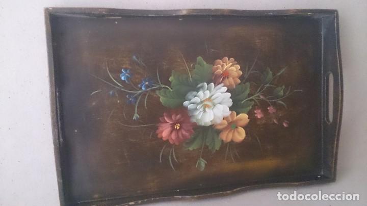 Antig&uuml;edades: Bandeja de madera con bodeg&oacute;n de flores al &oacute;leo - Foto 2