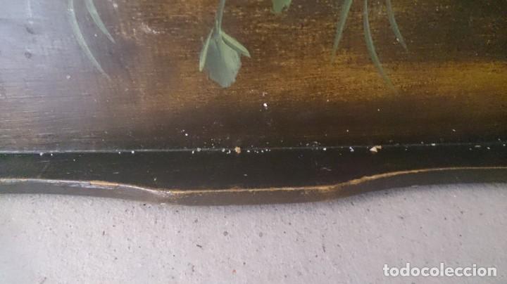 Antig&uuml;edades: Bandeja de madera con bodeg&oacute;n de flores al &oacute;leo - Foto 5
