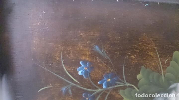 Antig&uuml;edades: Bandeja de madera con bodeg&oacute;n de flores al &oacute;leo - Foto 9
