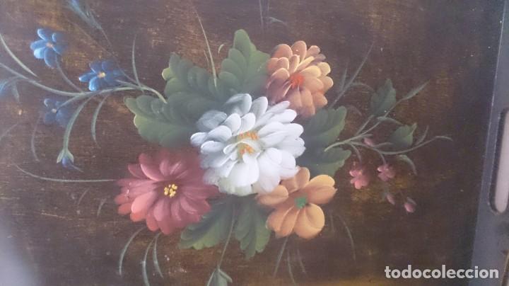 Antig&uuml;edades: Bandeja de madera con bodeg&oacute;n de flores al &oacute;leo - Foto 10